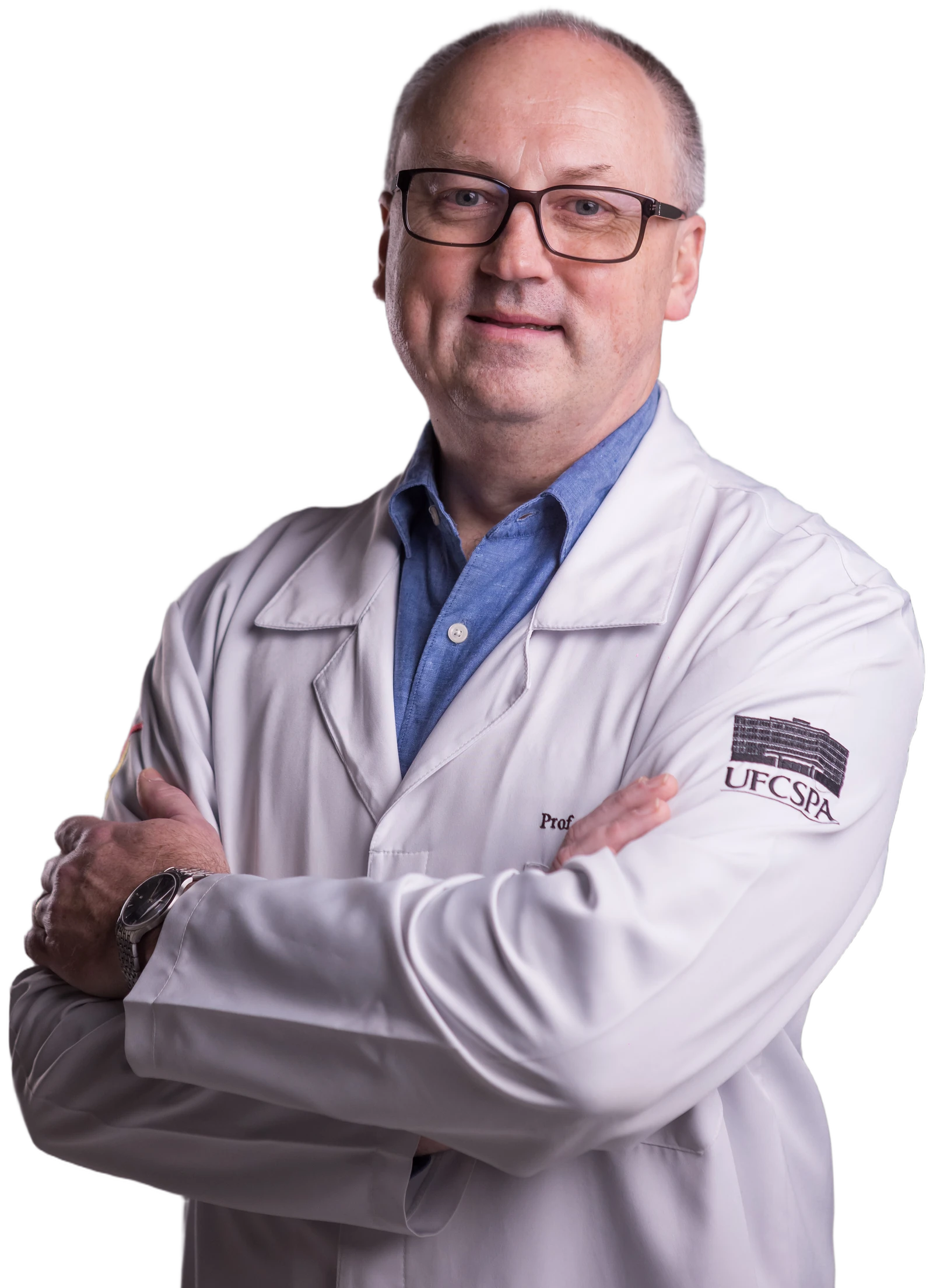 Dr. Fábio Luiz Waechter de jaleco, braços cruzados, com o brasão da UFCSPA na manga