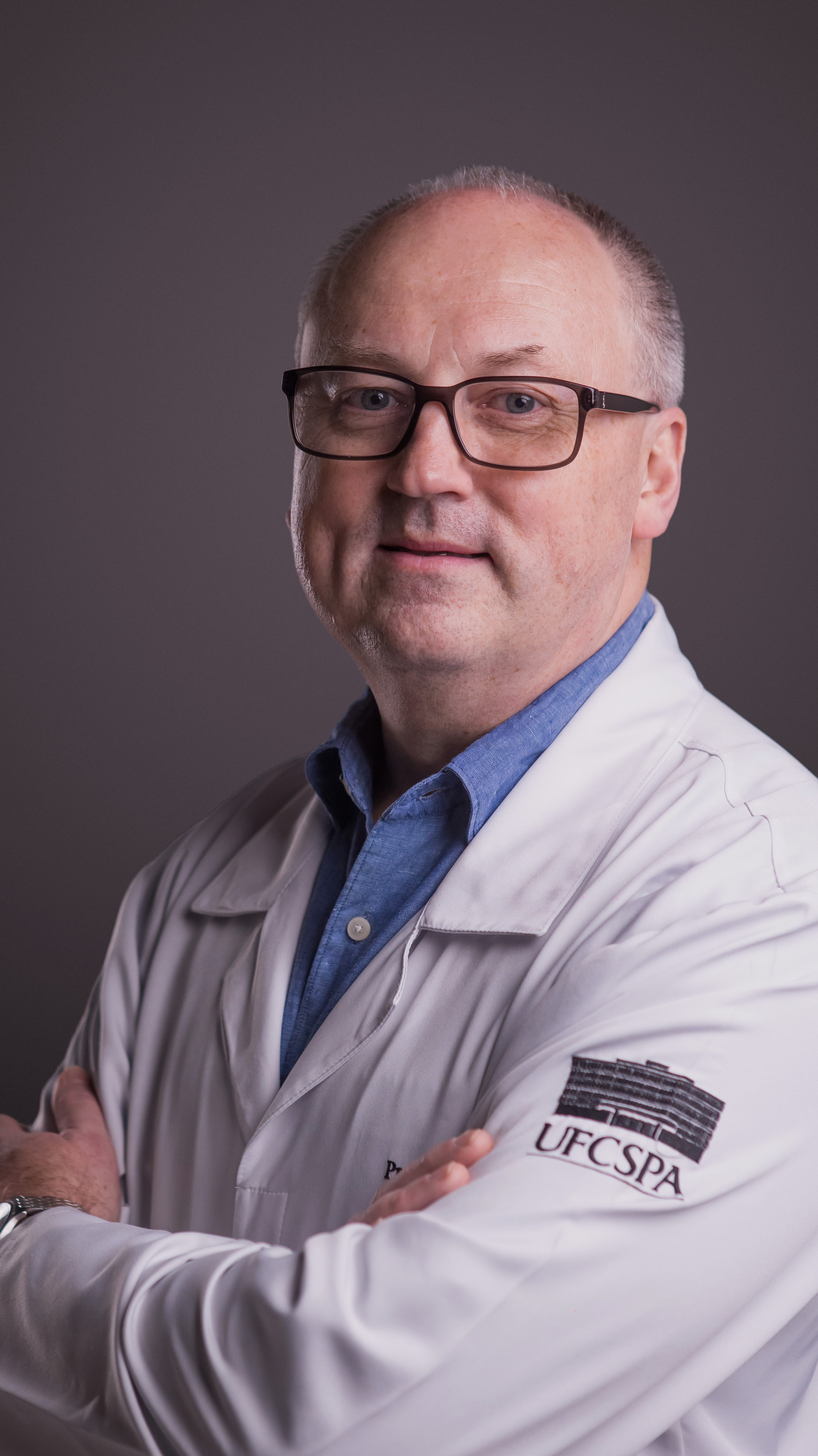 Dr. Fábio Luiz Waechter, de jaleco, braços cruzados