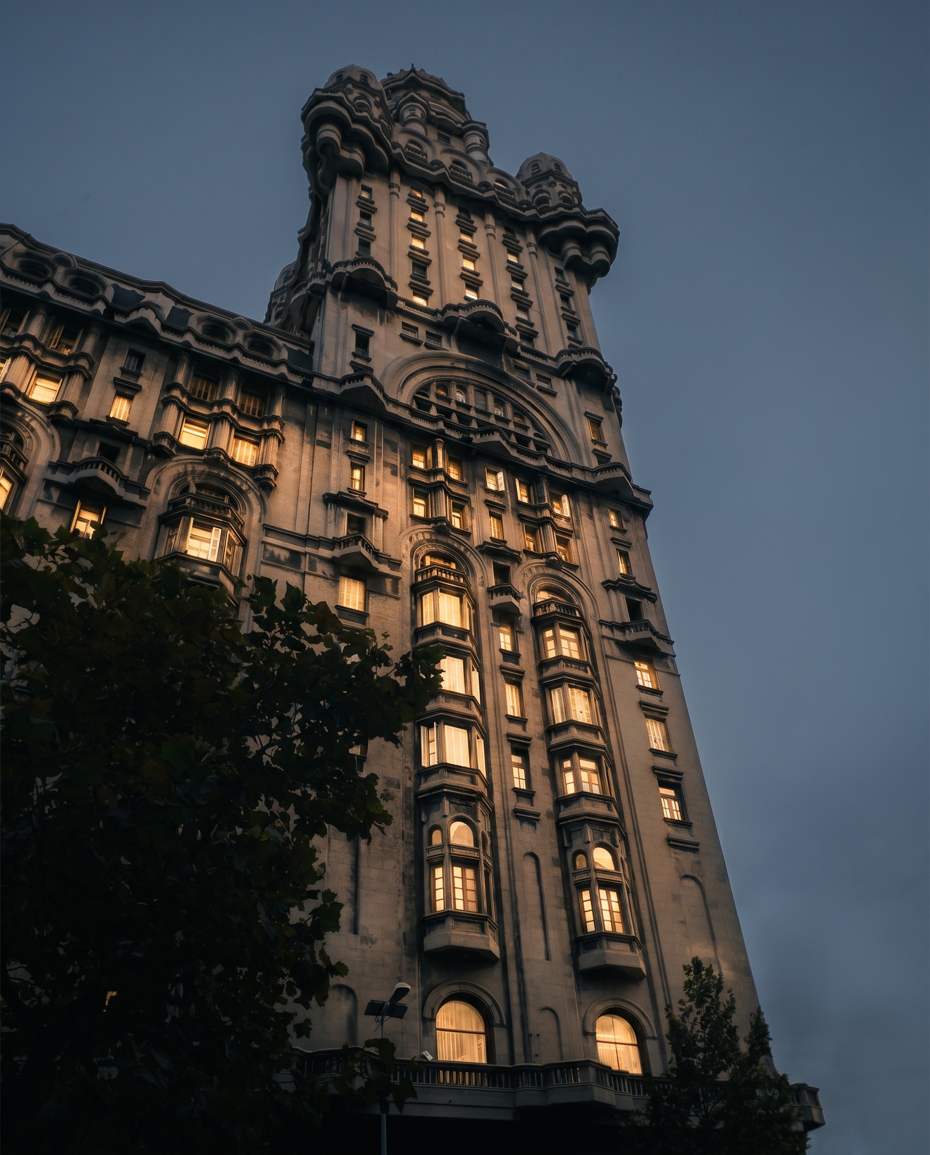 Palacio Salvo, em Montevidéu, ao anoitecer